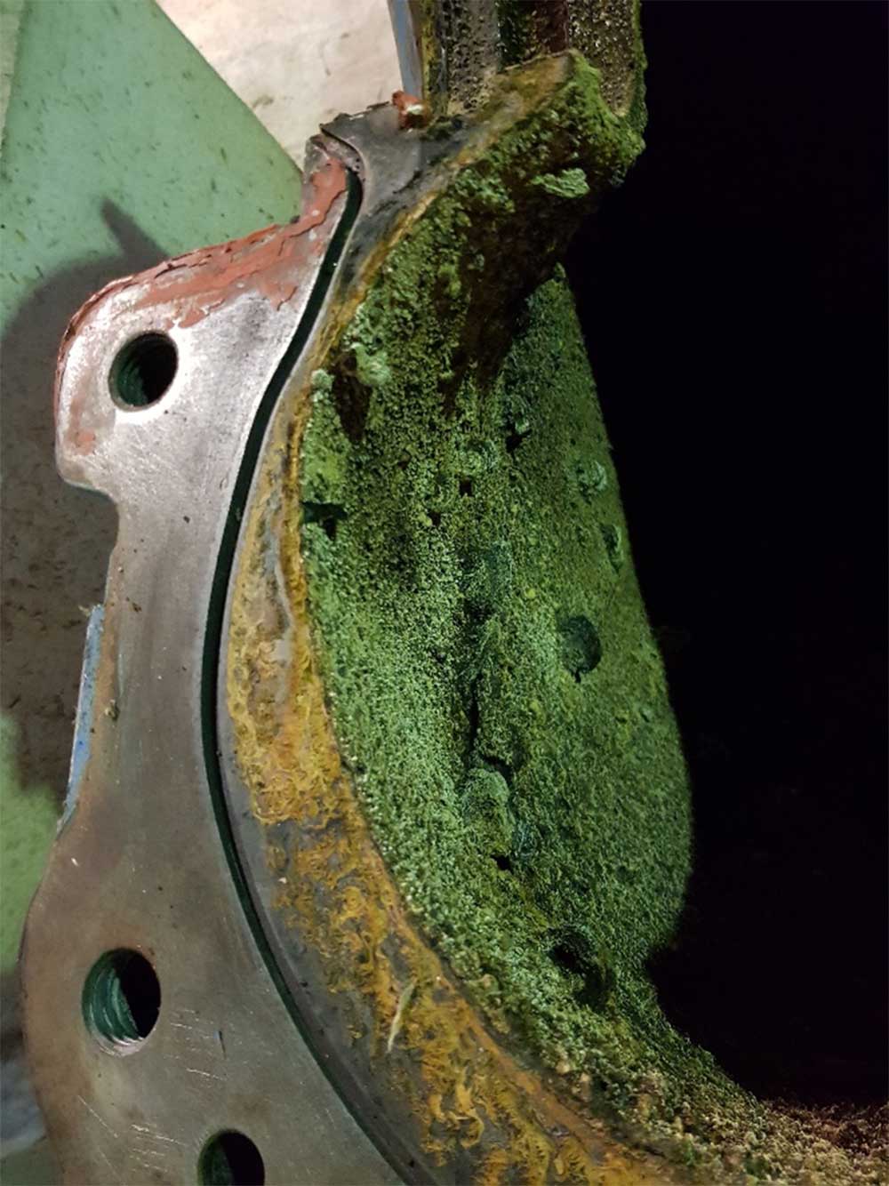 Uszkodzenia i pęcherze powstałe w pokrywie pompy wlewu pokrycia MP1